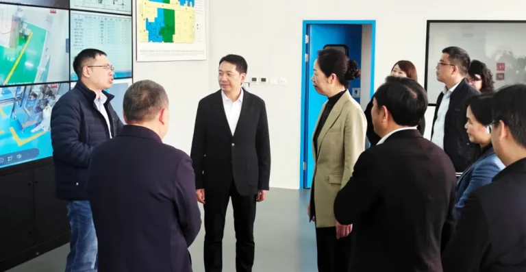 District Party Secretary Wan Rong and District Mayor Liao Chuanjin visited VALOR Pharmaceutical during the Spring Festival to discuss its development.